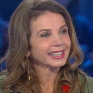Victoria Abril confie une anecdote surprenante sur son défunt père, dans Salut les terriens !, le 2 avril 2016, sur Canal+