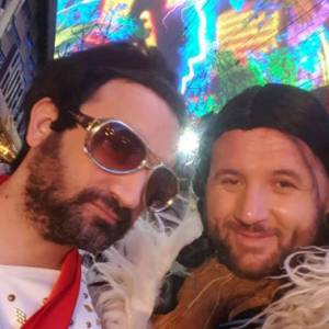 Cyril Hanouna déguisé en Elvis Presley et Mokhtar Guetari en indienne, à Las Vegas, le 3 avril 2016