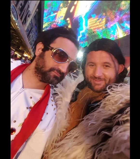 Cyril Hanouna déguisé en Elvis Presley et Mokhtar Guetari en indienne, à Las Vegas, le 3 avril 2016