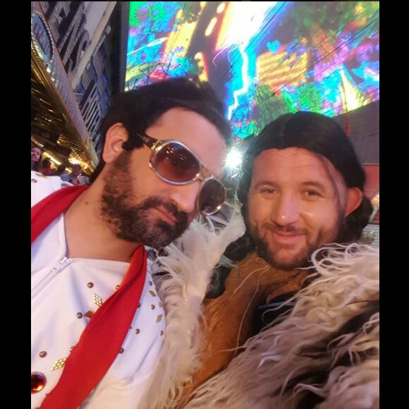 Cyril Hanouna déguisé en Elvis Presley et Mokhtar Guetari en indienne, à Las Vegas, le 3 avril 2016