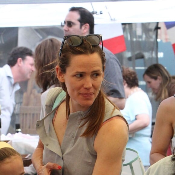 Jennifer Garner radieuse avec sa fille Seraphina au farmer's market, Los Angeles, le 3 avril 2016.