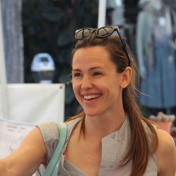 Jennifer Garner radieuse avec sa fille Seraphina au farmer's market, Los Angeles, le 3 avril 2016.
