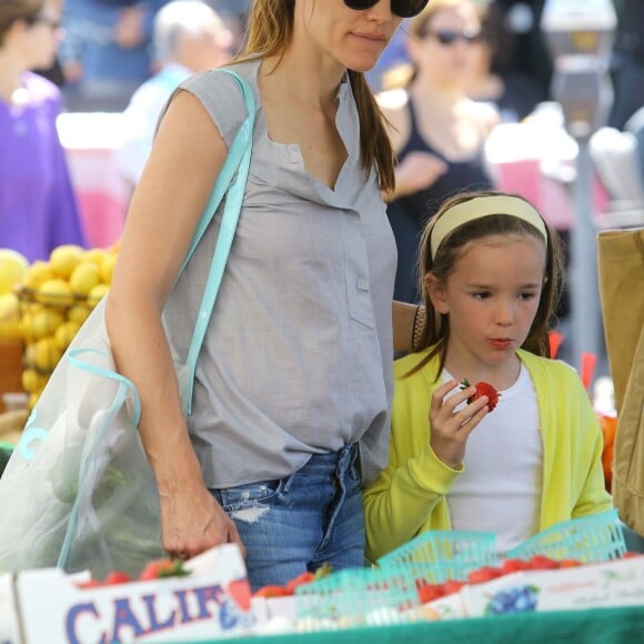 Jennifer Garner radieuse avec sa fille Seraphina au farmer's market, Los Angeles, le 3 avril 2016.