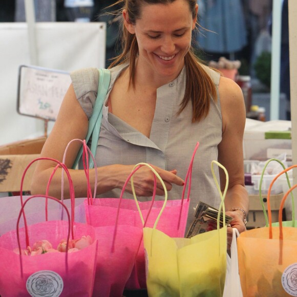 Jennifer Garner radieuse avec sa fille Seraphina au farmer's market, Los Angeles, le 3 avril 2016.