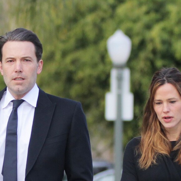 Exclusif - Prix Spécial - Jennifer Garner et Ben Affleck quittent un enterrement à Los Angeles, le 4 janvier 2016.  For Germany call for price Exclusive - Estranged couple Ben Affleck and Jennifer Garner are spotted wearing all black while leaving a funeral in Los Angeles, California on January 2, 2015. Actor Christian Bale and his wife Sibi Blazic were also seen leaving the funeral.04/01/2016 - Los Angeles