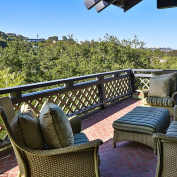 Ben Affleck a emménagé dans la propriété de Brooke Shields qu'il loue 35000 dollars par mois et qui est voisine de la maison qu'il possède avec Jennifer Garner à Pasific Palisades.