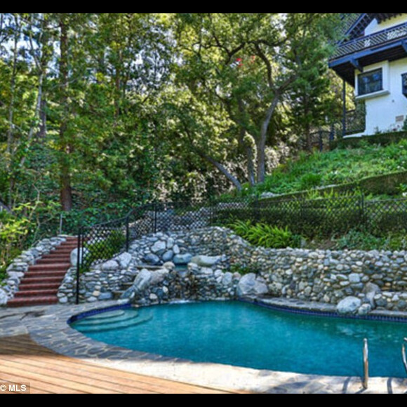 Ben Affleck a emménagé dans la propriété de Brooke Shields qu'il loue 35000 dollars par mois et qui est voisine de la maison qu'il possède avec Jennifer Garner à Pasific Palisades.