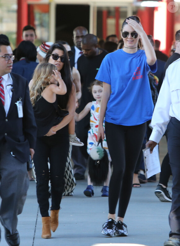Kourtney Kardashian, Kendall Jenner et Reign Disick aux abords du musée LACMA à Los Angeles le 2 Avril 2016.
