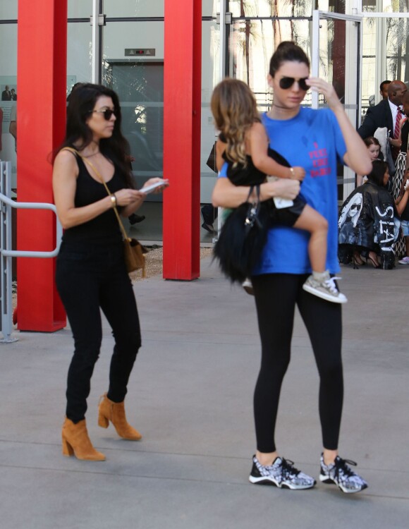 Kourtney Kardashian, Kendall Jenner et Reign Disick aux abords du musée LACMA à Los Angeles le 2 Avril 2016.