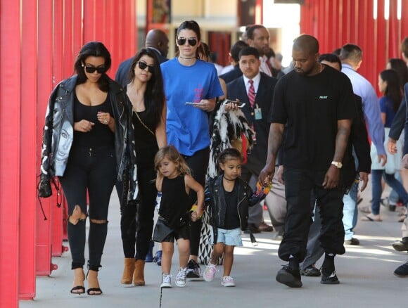 Kourtney Kardashian, Kim Kardashian, Kendall Jenner , Kanye West , North West et Reign Disick aux abords du musée LACMA à Los Angeles le 2 Avril 2016.