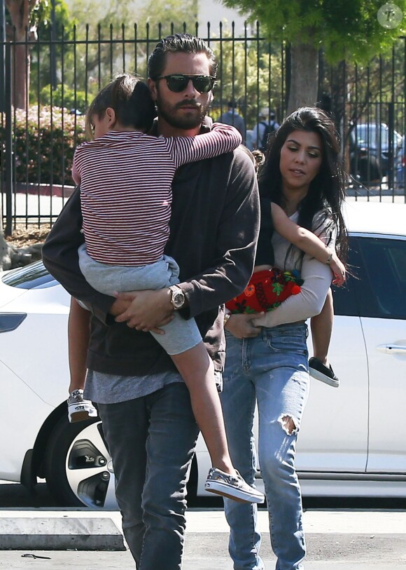 Kourtney Kardashian avec son ex compagnon Scott Disick et leurs enfants Mason et Penelopearrivent sur le tournage de "Keeping Up With The Kardashians" à Los Angeles le 1er Avril 2016.