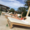 Kourtney Kardashian torride en maillot de bain, avec ses copines au bord de la piscine. Photo publiée sur Instagram, le 3 avril 2016.