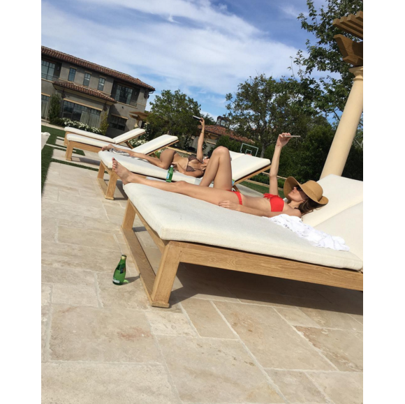 Kourtney Kardashian torride en maillot de bain, avec ses copines au bord de la piscine. Photo publiée sur Instagram, le 3 avril 2016.
