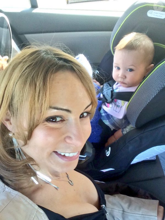 Amber Rayne avec son petit neveu, photo Twitter 2016. Star du cinéma X pendant 10 ans, elle a trouvé la mort à 31 ans, dans son sommeil, dans la nuit du 2 au 3 avril 2016 à Los Angeles.