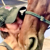Amber Rayne, amoureuse de son cheval lors de la Saint Valentin, photo Twitter 2016. Star du cinéma X pendant 10 ans, elle a trouvé la mort à 31 ans, dans son sommeil, dans la nuit du 2 au 3 avril 2016 à Los Angeles.