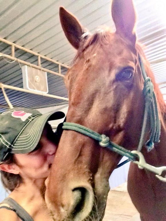 Amber Rayne, amoureuse de son cheval lors de la Saint Valentin, photo Twitter 2016. Star du cinéma X pendant 10 ans, elle a trouvé la mort à 31 ans, dans son sommeil, dans la nuit du 2 au 3 avril 2016 à Los Angeles.