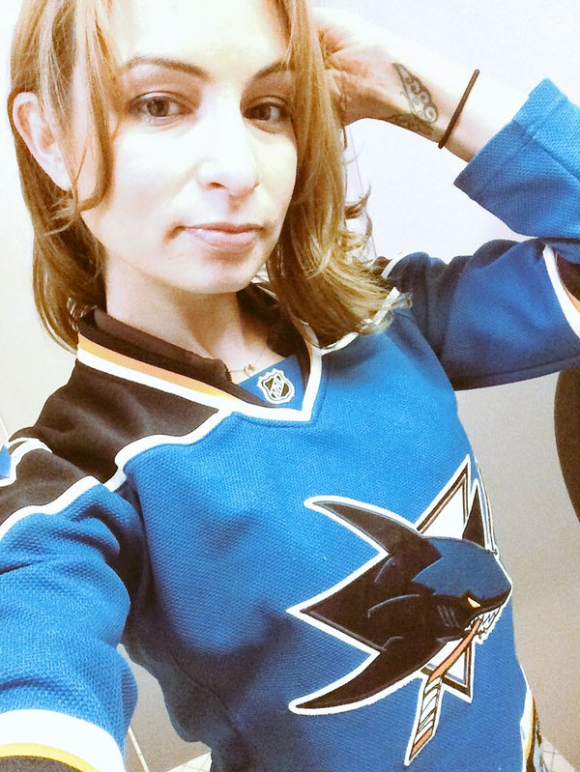Amber Rayne en fan de hockey, photo Twitter 2016. Star du cinéma X pendant 10 ans, elle a trouvé la mort à 31 ans, dans son sommeil, dans la nuit du 2 au 3 avril 2016 à Los Angeles.