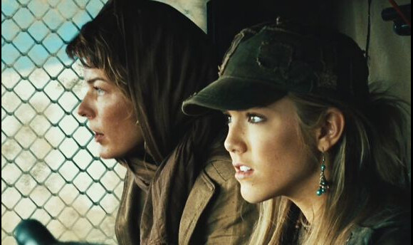 Spencer Locke avec Milla Jovovich dans Resident Evil.