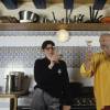 Jean-Pierre Coffe dans sa cuisine à Lanneray avec son amie Catherine en 1993. © Michel Marizy / BestImage