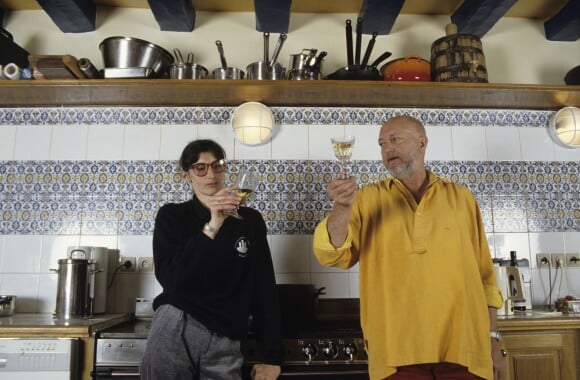 Jean-Pierre Coffe dans sa cuisine à Lanneray avec son amie Catherine en 1993. © Michel Marizy / BestImage