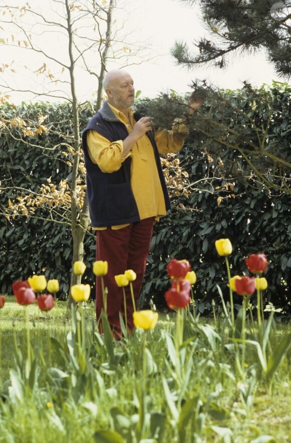 Jean-Pierre Coffe dans le jardin de sa maison à Lanneray en avril 1993, où il s'est éteint dans les bras de son compagnon Christophe en mars 2016. © Michel Marizy / BestImage