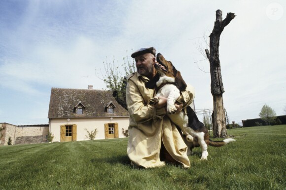 Jean-Pierre Coffe jouant avec son chien Monsieur Fairbanks dans son jardin à Lanneray en avril 1993. © Michel Marizy / BestImage