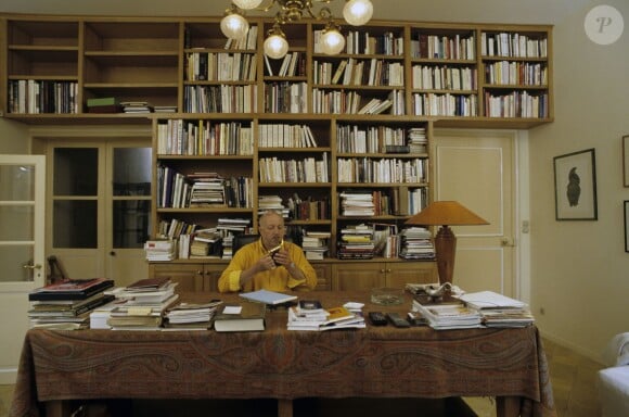 Jean-Pierre Coffe dans le bureau-bibliothèque de sa maison de Lanneray en avril 1993. © Michel Marizy via Bestimage