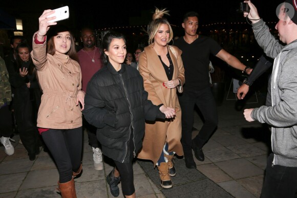 Kourtney et Khloé Kardashian se rendent dans un bowling à Vali. Le 6 avril 2016.