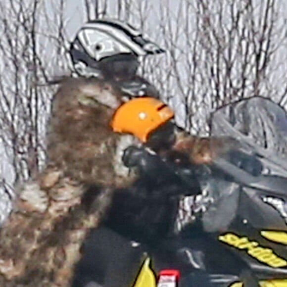 Kim Kardashian et sa fille North West  dans une station de ski à Vail dans le Colorado. Des cameramans les suivent toute la journée dans leur périple. Le 6 avril 2016