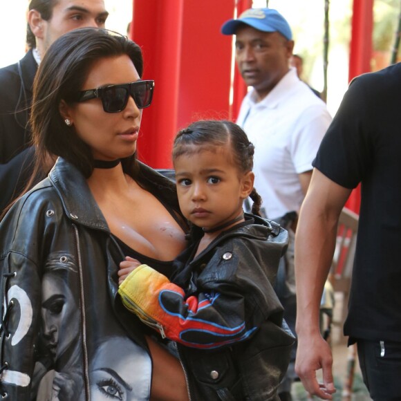 Kim Kardashian et sa fille North West aux abords du musée LACMA à Los Angeles le 2 Avril 2016