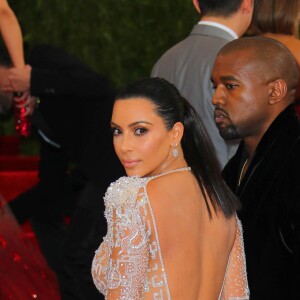 Kim Kardashian and Kanye West à la Soirée Costume Institute Gala 2015 (Met Ball) au Metropolitan Museum célébrant l'ouverture de Chine: à travers le miroir à New York, le 4 mai 2015.