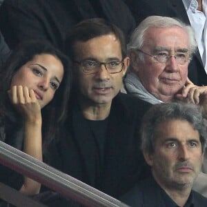 Jean-Luc Delarue et sa compagne Anissa. People au match de foot PSG-Nice au Parc des princes à Paris. En 2011.