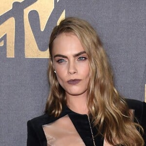 Cara Delevingne (robe Balmain) - Cérémonie des MTV Movie Awards 2016 à Los Angeles le 9 avril 2016