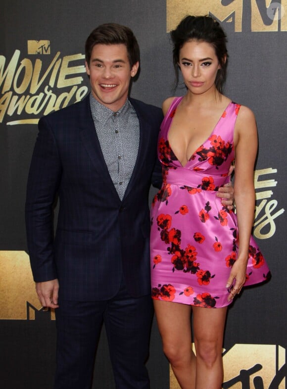 Adam Devine et sa compagne Chloe Bridges - Cérémonie des MTV Movie Awards 2016 à Los Angeles le 9 avril 2016