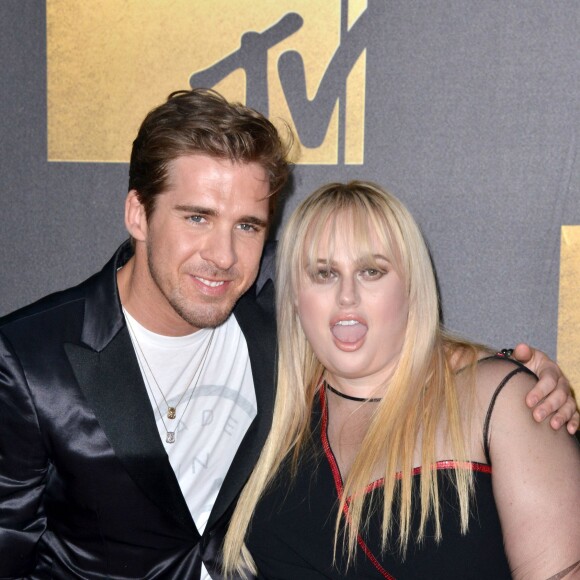Hugh Sheridan et Rebel Wilson lors des MTV Movie Awards 2016 au Warner Bros. Studios à Burbank le 9 avril.