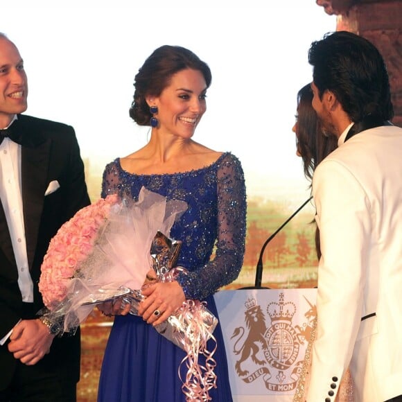 Kate Middleton, duchesse de Cambridge (en robe Jenny Packham) et le prince William avec Aishwarya Rai et le "roi de Bollywood" Shah Rukh Khan le 10 avril 2016 au Taj Palace Hotel à Mumbai au premier soir de leur visite officielle en Inde, lors d'un gala organisé par la British Asian Foundation.