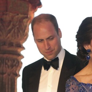 Le prince William et Kate Middleton, duchesse de Cambridge (en robe Jenny Packham), le 10 avril 2016 au Taj Palace Hotel à Mumbai au premier soir de leur visite officielle en Inde, lors d'un gala organisé par la British Asian Foundation.