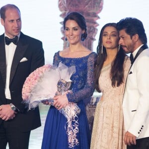 Kate Middleton, duchesse de Cambridge (en robe Jenny Packham) et le prince William avec Aishwarya Rai et le "roi de Bollywood" Shah Rukh Khan le 10 avril 2016 au Taj Palace Hotel à Mumbai au premier soir de leur visite officielle en Inde, lors d'un gala organisé par la British Asian Foundation.