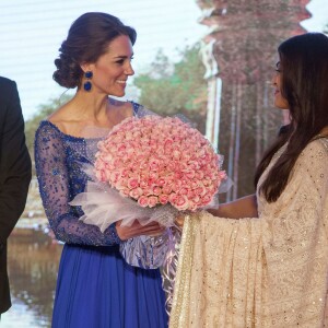 Kate Middleton, duchesse de Cambridge (en robe Jenny Packham) et le prince William avec Aishwarya Rai et le "roi de Bollywood" Shah Rukh Khan le 10 avril 2016 au Taj Palace Hotel à Mumbai au premier soir de leur visite officielle en Inde, lors d'un gala organisé par la British Asian Foundation.