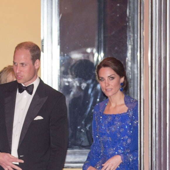 Le prince William et la duchesse Catherine de Cambridge (en robe Jenny Packham) au Taj Palace Hotel à Mumbai le 10 avril 2016, à leur arrivée au gala organisé par la British Asian Foundation, avec la participation de nombreuses stars de Bollywood, au premier jour de leur visite officielle en Inde.