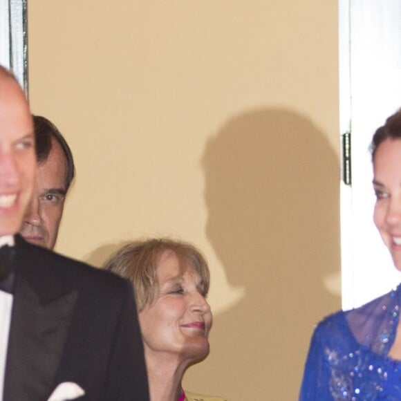 Le prince William et la duchesse Catherine de Cambridge (en robe Jenny Packham) au Taj Palace Hotel à Mumbai le 10 avril 2016, à leur arrivée au gala organisé par la British Asian Foundation, avec la participation de nombreuses stars de Bollywood, au premier jour de leur visite officielle en Inde.