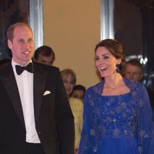 Le prince William et la duchesse Catherine de Cambridge (en robe Jenny Packham) au Taj Palace Hotel à Mumbai le 10 avril 2016, à leur arrivée au gala organisé par la British Asian Foundation, avec la participation de nombreuses stars de Bollywood, au premier jour de leur visite officielle en Inde.