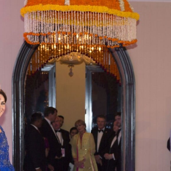 Le prince William et la duchesse Catherine de Cambridge (en Jenny Packham) sur le tapis rouge du Taj Palace Hotel à Mumbai le 10 avril 2016 lors d'un gala organisé par la British Asian Foundation, avec la participation de nombreuses stars de Bollywood, au premier jour de leur visite officielle en Inde.