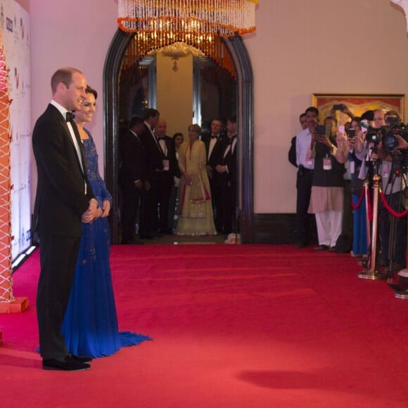 Le prince William et la duchesse Catherine de Cambridge (en Jenny Packham) sur le tapis rouge du Taj Palace Hotel à Mumbai le 10 avril 2016 lors d'un gala organisé par la British Asian Foundation, avec la participation de nombreuses stars de Bollywood, au premier jour de leur visite officielle en Inde.