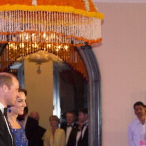 Le prince William et la duchesse Catherine de Cambridge (en Jenny Packham) sur le tapis rouge du Taj Palace Hotel à Mumbai le 10 avril 2016 lors d'un gala organisé par la British Asian Foundation, avec la participation de nombreuses stars de Bollywood, au premier jour de leur visite officielle en Inde.