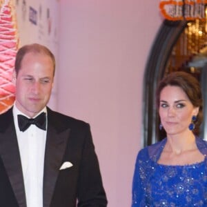 Le prince William et la duchesse Catherine de Cambridge (en Jenny Packham) sur le tapis rouge du Taj Palace Hotel à Mumbai le 10 avril 2016 lors d'un gala organisé par la British Asian Foundation, avec la participation de nombreuses stars de Bollywood, au premier jour de leur visite officielle en Inde.