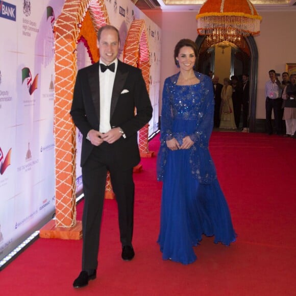 Le prince William et la duchesse Catherine de Cambridge (en Jenny Packham) sur le tapis rouge du Taj Palace Hotel à Mumbai le 10 avril 2016 lors d'un gala organisé par la British Asian Foundation, avec la participation de nombreuses stars de Bollywood, au premier jour de leur visite officielle en Inde.