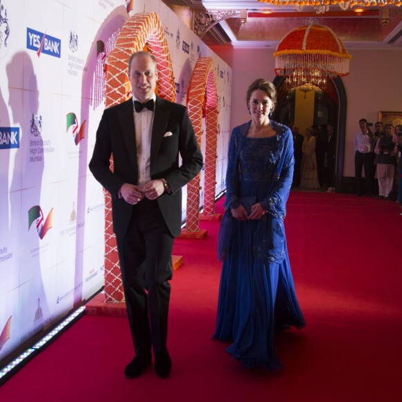 Le prince William et la duchesse Catherine de Cambridge (en Jenny Packham) sur le tapis rouge du Taj Palace Hotel à Mumbai le 10 avril 2016 lors d'un gala organisé par la British Asian Foundation, avec la participation de nombreuses stars de Bollywood, au premier jour de leur visite officielle en Inde.