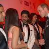 Le prince William rencontre le "roi de Bollywood" Shah Rukh Khan au Taj Palace Hotel à Mumbai le 10 avril 2016 lors d'un gala organisé par la British Asian Foundation, avec la participation de nombreuses stars de Bollywood, au premier jour de leur visite officielle en Inde.