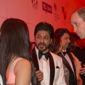 Le prince William rencontre le "roi de Bollywood" Shah Rukh Khan au Taj Palace Hotel à Mumbai le 10 avril 2016 lors d'un gala organisé par la British Asian Foundation, avec la participation de nombreuses stars de Bollywood, au premier jour de leur visite officielle en Inde.